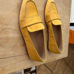 Flat shoes color yellow very nice  Size 7